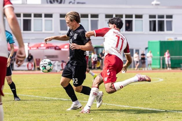 SSV Jahn Regensburg vs. SSV Ulm 1846 Fußball, Fussball, Testspiel, Trainingsplatz Regensburg 01.08.26 v.l. Emanuel Taffertshofer (SSV Ulm 1846 Fußball, 22), Marco Wörner (SSV Jahn Regensburg, 11) SSV Jahn Regensburg vs. SSV Ulm 1846 Fußball, Fussball, Testspiel, Trainingsplatz Regensburg 01.08.26 Foto: Lucca Fundel Regensburg Trainingsplatz Bayern Deutschland