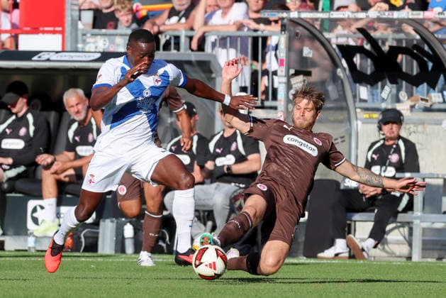 Bil Nsongo (Deportivo La Coruna) und Marcus Mathisen (FC St. Pauli) battle for the ball during the pre-season friendly match between FC St. Pauli and RC Deportivo La Corunaat Millerntor Stadium on August 1, 2026 in Hamburg, Germany. (Photo by Marco Steinbrenner DeFodi Images) -