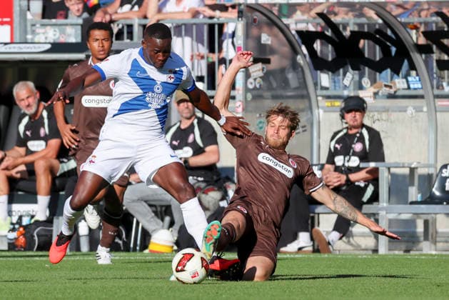 Bil Nsongo (Deportivo La Coruna) und Marcus Mathisen (FC St. Pauli) battle for the ball during the pre-season friendly match between FC St. Pauli and RC Deportivo La Corunaat Millerntor Stadium on August 1, 2026 in Hamburg, Germany. (Photo by Marco Steinbrenner DeFodi Images) -