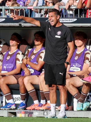 Trainer Marcel Rapp (FC St. Pauli) gestures during the pre-season friendly match between FC St. Pauli and RC Deportivo La Corunaat Millerntor Stadium on August 1, 2026 in Hamburg, Germany. (Photo by Marco Steinbrenner DeFodi Images) -