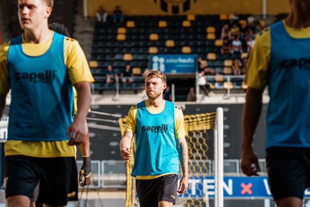 Niederlande Deutschland: Fußball Testspiel Männer 2026 - 2027 - Roda JC Kerkrade vs. Alemannia Aachen - Parkstad Limburg Stadion, Mika Schroers (Alemannia Aachen, 27), Warmmachen, Bank, Transfergerüchte, Einwechselspieler Copyright: xThiemoxRudolphx
