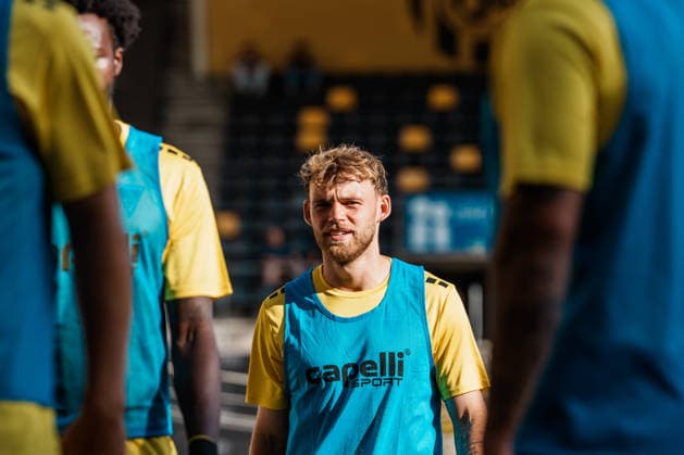 Niederlande Deutschland: Fußball Testspiel Männer 2026 - 2027 - Roda JC Kerkrade vs. Alemannia Aachen - Parkstad Limburg Stadion, Mika Schroers (Alemannia Aachen, 27), Warmmachen, Bank, Transfergerüchte, Einwechselspieler Copyright: xThiemoxRudolphx