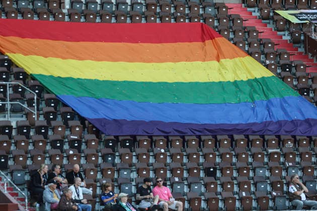 Fussball: Freundschaftsspiel, FC St. Pauli - Deportivo La Coruna, Hamburg, 01.08.2026 Feature, CSD, Regenbogenfahne