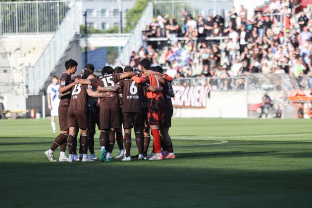 Fussball: Freundschaftsspiel, FC St. Pauli - Deportivo La Coruna, Hamburg, 01.08.2026 Spielerkreis St. Pauli