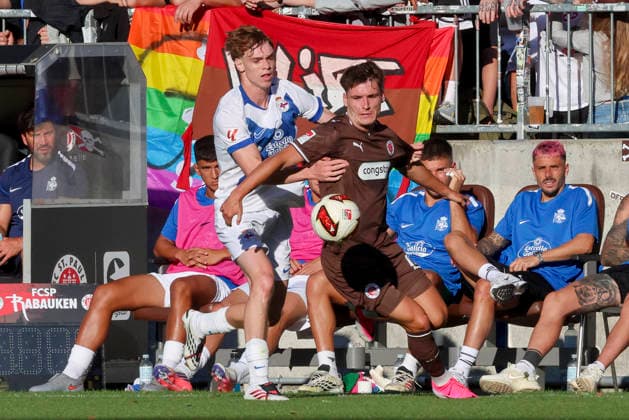 Xabier Camppos Pinilla (Deportivo La Coruna) und Arkadiusz Pyrka (FC St. Pauli) battle for the ball during the pre-season friendly match between FC St. Pauli and RC Deportivo La Corunaat Millerntor Stadium on August 1, 2026 in Hamburg, Germany. (Photo by Marco Steinbrenner DeFodi Images) -