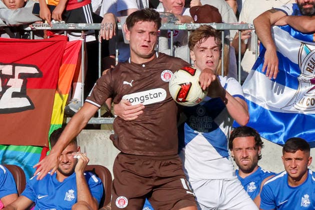 Arkadiusz Pyrka (FC St. Pauli) und Xabier Camppos Pinilla (Deportivo La Coruna) battle for the ball during the pre-season friendly match between FC St. Pauli and RC Deportivo La Corunaat Millerntor Stadium on August 1, 2026 in Hamburg, Germany. (Photo by Marco Steinbrenner DeFodi Images) -