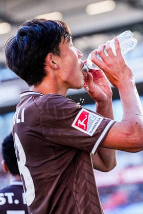 Deutschland: Fußball 2. Bundesliga 2026 27, Vorbereitungsspiel FC St. Pauli vs Deportivo de A Coruna Millerntor-Stadion (Hamburg): Taichi Hara (FC St. Pauli, 18), trinkt, Hydration Break, Trinkpause Copyright: xStefanxTrochax