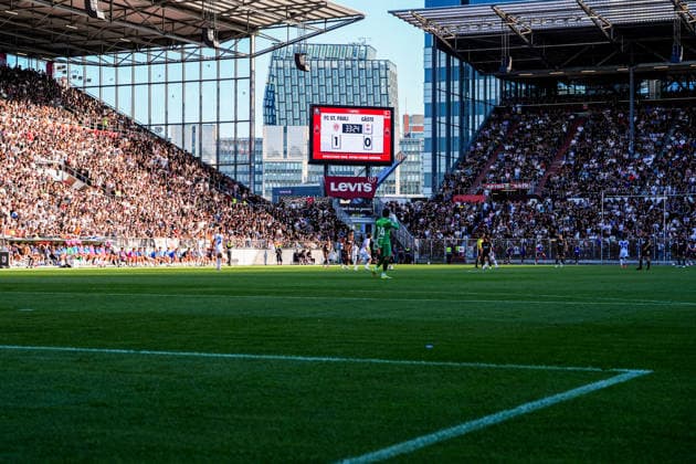 Deutschland: Fußball 2. Bundesliga 2026 27, Vorbereitungsspiel FC St. Pauli vs Deportivo de A Coruna Millerntor-Stadion (Hamburg): Anzeigetafel, lauer Sommerkick, Millerntor-Hochhaus Copyright: xStefanxTrochax