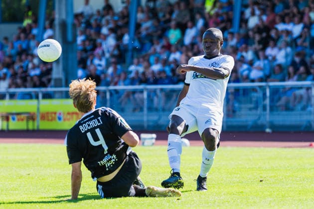 Kilian Zaruba (1. FC Bocholt, 04) graetscht in den Ball von Mohamed Cisse (VFB Hilden, 13) VFB Hilden vs. 1. FC Bocholt, Fussball, Regionalliga-West, 01.Spieltag, Saison 2026 27, 01.08.2026, VFB Hilden vs. 1. FC Bocholt, Fussball, Regionalliga-West, 01.Spieltag, Saison 2026 27, 01.08.2026 Hilden Copyright: xEibner-Pressefoto LukasxBaldygax EP_LBA