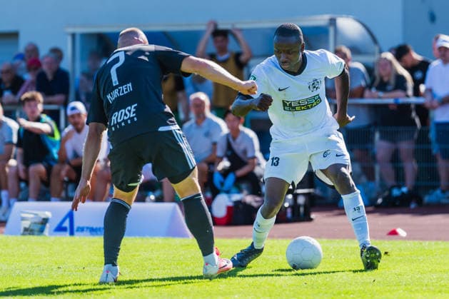 Patrick Kurzen (1. FC Bocholt, 07) stellt Mohamed Cisse (VFB Hilden, 13) der den Ball hat VFB Hilden vs. 1. FC Bocholt, Fussball, Regionalliga-West, 01.Spieltag, Saison 2026 27, 01.08.2026, VFB Hilden vs. 1. FC Bocholt, Fussball, Regionalliga-West, 01.Spieltag, Saison 2026 27, 01.08.2026 Hilden Copyright: xEibner-Pressefoto LukasxBaldygax EP_LBA