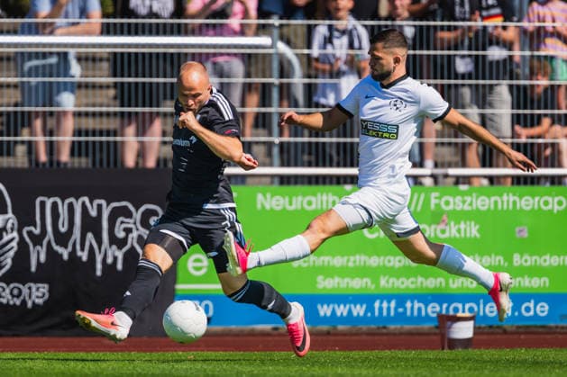 Patrick Kurzen (1. FC Bocholt, 07) versucht zu flanken, Arton Tolaj (VFB Hilden, 03) versucht zu blocken VFB Hilden vs. 1. FC Bocholt, Fussball, Regionalliga-West, 01.Spieltag, Saison 2026 27, 01.08.2026, VFB Hilden vs. 1. FC Bocholt, Fussball, Regionalliga-West, 01.Spieltag, Saison 2026 27, 01.08.2026 Hilden Copyright: xEibner-Pressefoto LukasxBaldygax EP_LBA