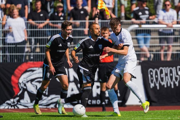 Lennart Garlipp (1. FC Bocholt, 15), Stipe Batarilo-Cerdic (1. FC Bocholt, 08) schubst Len Heinson (VFB Hilden, 27) im Kampf um den Ball VFB Hilden vs. 1. FC Bocholt, Fussball, Regionalliga-West, 01.Spieltag, Saison 2026 27, 01.08.2026, VFB Hilden vs. 1. FC Bocholt, Fussball, Regionalliga-West, 01.Spieltag, Saison 2026 27, 01.08.2026 Hilden Copyright: xEibner-Pressefoto LukasxBaldygax EP_LBA