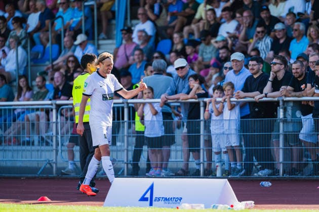 Pascal Weber (VFB Hilden, 10) zeigt den Fans den Daumen bei der Auswechslung VFB Hilden vs. 1. FC Bocholt, Fussball, Regionalliga-West, 01.Spieltag, Saison 2026 27, 01.08.2026, VFB Hilden vs. 1. FC Bocholt, Fussball, Regionalliga-West, 01.Spieltag, Saison 2026 27, 01.08.2026 Hilden Copyright: xEibner-Pressefoto LukasxBaldygax EP_LBA