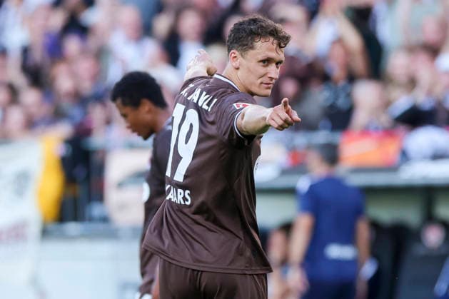 Martijn Kaars (FC St. Pauli) celebrates after scoring his teams second goal during the pre-season friendly match between FC St. Pauli and RC Deportivo La Corunaat Millerntor Stadium on August 1, 2026 in Hamburg, Germany. (Photo by Marco Steinbrenner DeFodi Images) -