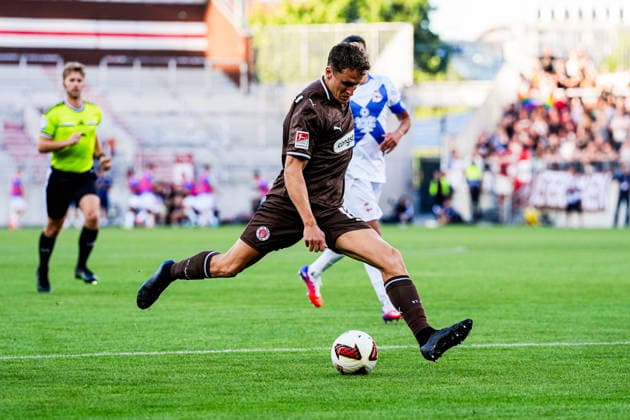 Deutschland: Fußball 2. Bundesliga 2026 27, Vorbereitungsspiel FC St. Pauli vs Deportivo de A Coruna Millerntor-Stadion (Hamburg): Martijn Kaars (FC St. Pauli, 19), Schuss Copyright: xStefanxTrochax