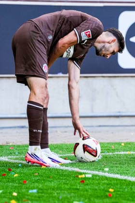 Deutschland: Fußball 2. Bundesliga 2026 27, Vorbereitungsspiel FC St. Pauli vs Deportivo de A Coruna Millerntor-Stadion (Hamburg): Branimir Hrgota (FC St. Pauli, 10) bei Ecke Copyright: xStefanxTrochax