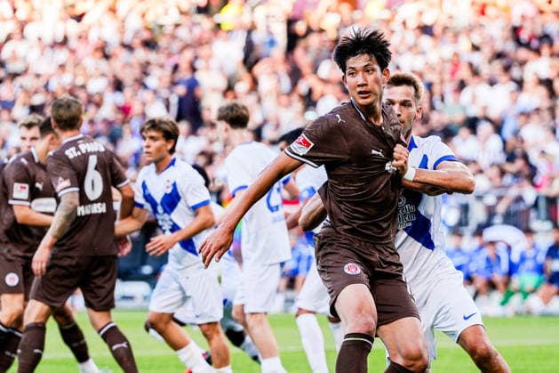 Deutschland: Fußball 2. Bundesliga 2026 27, Vorbereitungsspiel FC St. Pauli vs Deportivo de A Coruna Millerntor-Stadion (Hamburg): Taichi Hara (FC St. Pauli, 18) im Strafraum beim Zweikampf Copyright: xStefanxTrochax