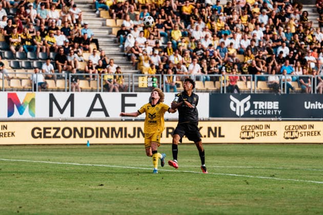 Niederlande Deutschland: Fußball Testspiel Männer 2026 - 2027 - Roda JC Kerkrade vs. Alemannia Aachen - Parkstad Limburg Stadion, Joel da Silva Kiala (Alemannia Aachen, 37), Zweikampf mit Bram Marsman (Roda JC Kerkrade, 25), hoher Ball Copyright: xThiemoxRudolphx