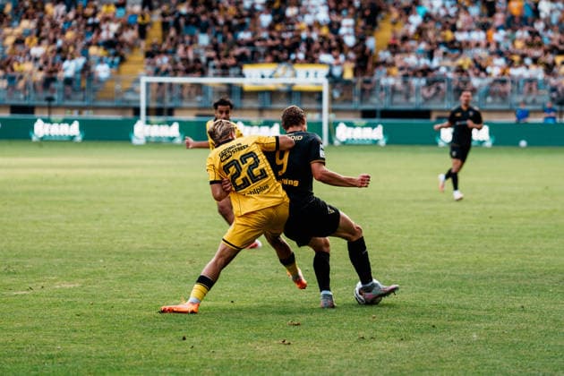 Niederlande Deutschland: Fußball Testspiel Männer 2026 - 2027 - Roda JC Kerkrade vs. Alemannia Aachen - Parkstad Limburg Stadion, Daniel Starodid (Alemannia Aachen, 9), Dribbling, am Ball, Zweikampf mit Jay Kruiver (Roda JC Kerkrade, 22) Copyright: xThiemoxRudolphx
