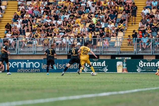 Niederlande Deutschland: Fußball Testspiel Männer 2026 - 2027 - Roda JC Kerkrade vs. Alemannia Aachen - Parkstad Limburg Stadion, Daniel Starodid (Alemannia Aachen, 9) im Zweikampf mit Ryan Leijten (Roda JC Kerkrade, 20), aggressiv Copyright: xThiemoxRudolphx