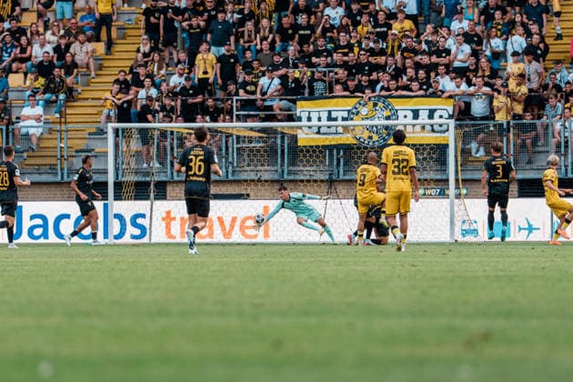 Niederlande Deutschland: Fußball Testspiel Männer 2026 - 2027 - Roda JC Kerkrade vs. Alemannia Aachen - Parkstad Limburg Stadion, Tor gegen Stefan Bajic (Alemannia Aachen, 23) Torschütze Anthony van den Hurk (Roda JC Kerkrade, 9) Copyright: xThiemoxRudolphx