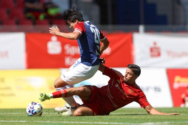 Yuta Inoue (KFC Uerdingen 05) und Reda Ouakil (Delay Sports Berlin) im Zweikampf waehrend des Testspiels zwischen KFC Uerdingen 05 und Delay Sports Berlin, Grotenburg Stadion am 01. August 2026 in Krefeld, Deutschland. (Foto von Oliver Kaelke DeFodi Images) +++ Yuta Inoue (KFC Uerdingen 05) und Reda Ouakil (Delay Sports Berlin) battle for the ball during the friendly match between KFC Uerdingen 05n and Delay Sports Berlin at Grotenburg Stadion on August 1, 2026 in Krefeld, Germany. (Photo by Oliver Kaelke DeFodi Images) -