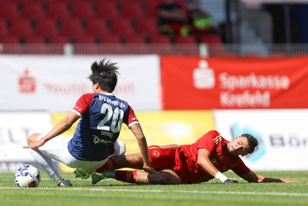 Yuta Inoue (KFC Uerdingen 05) und Reda Ouakil (Delay Sports Berlin) im Zweikampf waehrend des Testspiels zwischen KFC Uerdingen 05 und Delay Sports Berlin, Grotenburg Stadion am 01. August 2026 in Krefeld, Deutschland. (Foto von Oliver Kaelke DeFodi Images) +++ Yuta Inoue (KFC Uerdingen 05) und Reda Ouakil (Delay Sports Berlin) battle for the ball during the friendly match between KFC Uerdingen 05n and Delay Sports Berlin at Grotenburg Stadion on August 1, 2026 in Krefeld, Germany. (Photo by Oliver Kaelke DeFodi Images) -