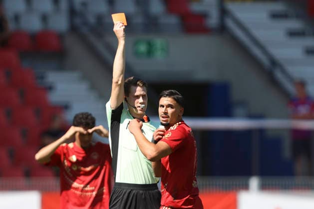 Reda Ouakil (Delay Sports Berlin) erhaelt die rote Karte waehrend des Testspiels zwischen KFC Uerdingen 05 und Delay Sports Berlin, Grotenburg Stadion am 01. August 2026 in Krefeld, Deutschland. (Foto von Oliver Kaelke DeFodi Images) +++ Reda Ouakil (Delay Sports Berlin) gets the red card during the friendly match between KFC Uerdingen 05n and Delay Sports Berlin at Grotenburg Stadion on August 1, 2026 in Krefeld, Germany. (Photo by Oliver Kaelke DeFodi Images) -