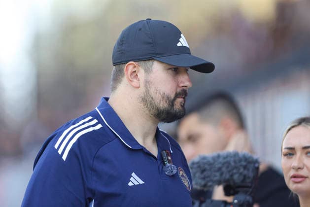 Trainer Kevin Pannewitz (Delay Sports Berlin) schaut waehrend des Testspiels zwischen KFC Uerdingen 05 und Delay Sports Berlin, Grotenburg Stadion am 01. August 2026 in Krefeld, Deutschland. (Foto von Oliver Kaelke DeFodi Images) +++ Trainer Kevin Pannewitz (Delay Sports Berlin) looks on during the friendly match between KFC Uerdingen 05n and Delay Sports Berlin at Grotenburg Stadion on August 1, 2026 in Krefeld, Germany. (Photo by Oliver Kaelke DeFodi Images) -
