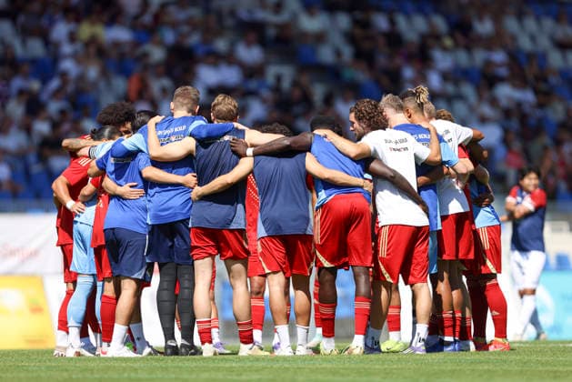 Spieler von Delay Sports Berlin bilden einen Teamkreis waehrend des Testspiels zwischen KFC Uerdingen 05 und Delay Sports Berlin, Grotenburg Stadion am 01. August 2026 in Krefeld, Deutschland. (Foto von Oliver Kaelke DeFodi Images) +++ Players from Delay Sports Berlin form a circle during the friendly match between KFC Uerdingen 05n and Delay Sports Berlin at Grotenburg Stadion on August 1, 2026 in Krefeld, Germany. (Photo by Oliver Kaelke DeFodi Images) -