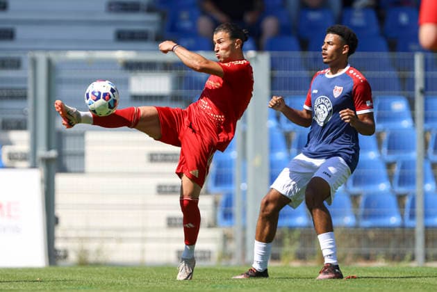 Orhan YÄ±ldÄ±rÄ±m (Delay Sports Berlin) und Dave Fotso Youmssi (KFC Uerdingen 05) im Zweikampf waehrend des Testspiels zwischen KFC Uerdingen 05 und Delay Sports Berlin, Grotenburg Stadion am 01. August 2026 in Krefeld, Deutschland. (Foto von Oliver Kaelke DeFodi Images) +++ Orhan YÄ±ldÄ±rÄ±m (Delay Sports Berlin) und Dave Fotso Youmssi (KFC Uerdingen 05) battle for the ball during the friendly match between KFC Uerdingen 05n and Delay Sports Berlin at Grotenburg Stadion on August 1, 2026 in Krefeld, Germany. (Photo by Oliver Kaelke DeFodi Images) -