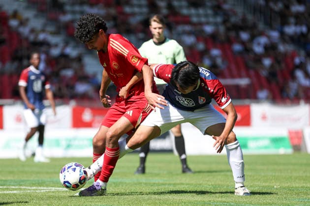 Ali Wazneh (Delay Sports Berlin) und Yuta Inoue (KFC Uerdingen 05) im Zweikampf waehrend des Testspiels zwischen KFC Uerdingen 05 und Delay Sports Berlin, Grotenburg Stadion am 01. August 2026 in Krefeld, Deutschland. (Foto von Oliver Kaelke DeFodi Images) +++ Ali Wazneh (Delay Sports Berlin) und Yuta Inoue (KFC Uerdingen 05) battle for the ball during the friendly match between KFC Uerdingen 05n and Delay Sports Berlin at Grotenburg Stadion on August 1, 2026 in Krefeld, Germany. (Photo by Oliver Kaelke DeFodi Images) -