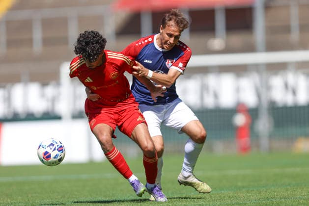 Ali Wazneh (Delay Sports Berlin) und Ibrahim Nadir (KFC Uerdingen 05) im Zweikampf waehrend des Testspiels zwischen KFC Uerdingen 05 und Delay Sports Berlin, Grotenburg Stadion am 01. August 2026 in Krefeld, Deutschland. (Foto von Oliver Kaelke DeFodi Images) +++ Ali Wazneh (Delay Sports Berlin) und Ibrahim Nadir (KFC Uerdingen 05) battle for the ball during the friendly match between KFC Uerdingen 05n and Delay Sports Berlin at Grotenburg Stadion on August 1, 2026 in Krefeld, Germany. (Photo by Oliver Kaelke DeFodi Images) -