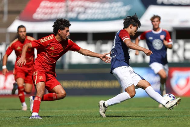 Ali Wazneh (Delay Sports Berlin) und Yuta Inoue (KFC Uerdingen 05) im Zweikampf waehrend des Testspiels zwischen KFC Uerdingen 05 und Delay Sports Berlin, Grotenburg Stadion am 01. August 2026 in Krefeld, Deutschland. (Foto von Oliver Kaelke DeFodi Images) +++ Ali Wazneh (Delay Sports Berlin) und Yuta Inoue (KFC Uerdingen 05) battle for the ball during the friendly match between KFC Uerdingen 05n and Delay Sports Berlin at Grotenburg Stadion on August 1, 2026 in Krefeld, Germany. (Photo by Oliver Kaelke DeFodi Images) -
