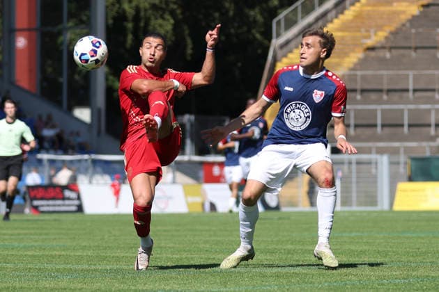 Orhan YÄ±ldÄ±rÄ±m (Delay Sports Berlin) und Ibrahim Nadir (KFC Uerdingen 05) im Zweikampf waehrend des Testspiels zwischen KFC Uerdingen 05 und Delay Sports Berlin, Grotenburg Stadion am 01. August 2026 in Krefeld, Deutschland. (Foto von Oliver Kaelke DeFodi Images) +++ Orhan YÄ±ldÄ±rÄ±m (Delay Sports Berlin) und Ibrahim Nadir (KFC Uerdingen 05) battle for the ball during the friendly match between KFC Uerdingen 05n and Delay Sports Berlin at Grotenburg Stadion on August 1, 2026 in Krefeld, Germany. (Photo by Oliver Kaelke DeFodi Images) -