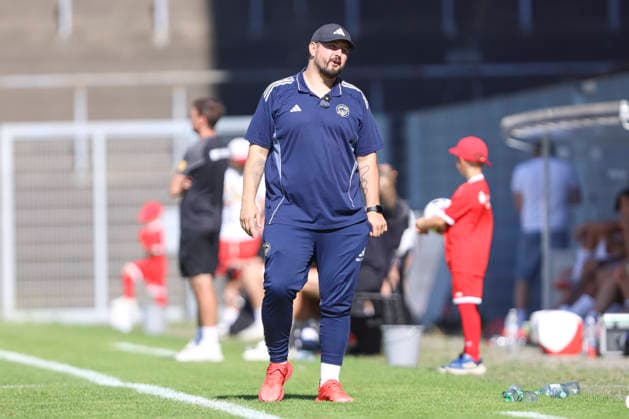 Trainer Kevin Pannewitz (Delay Sports Berlin) schaut waehrend des Testspiels zwischen KFC Uerdingen 05 und Delay Sports Berlin, Grotenburg Stadion am 01. August 2026 in Krefeld, Deutschland. (Foto von Oliver Kaelke DeFodi Images) +++ Trainer Kevin Pannewitz (Delay Sports Berlin) looks on during the friendly match between KFC Uerdingen 05n and Delay Sports Berlin at Grotenburg Stadion on August 1, 2026 in Krefeld, Germany. (Photo by Oliver Kaelke DeFodi Images) -