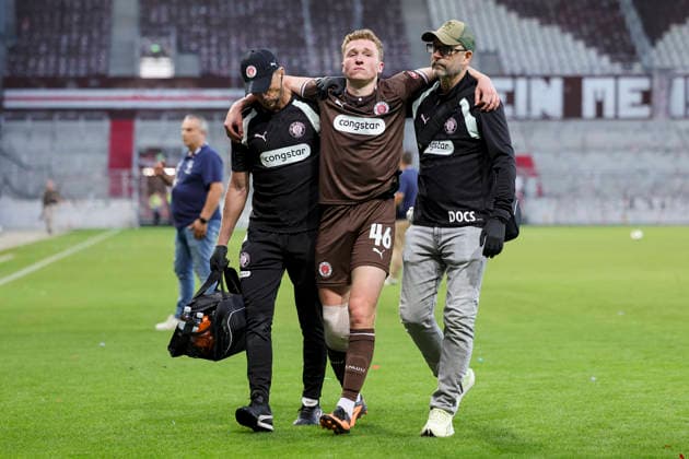 Rawley St. John (FC St. Pauli) goes into the changing room injured during the pre-season friendly match between FC St. Pauli and RC Deportivo La Corunaat Millerntor Stadium on August 1, 2026 in Hamburg, Germany. (Photo by Marco Steinbrenner DeFodi Images) -