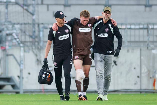 Rawley St. John (FC St. Pauli) goes into the changing room injured during the pre-season friendly match between FC St. Pauli and RC Deportivo La Corunaat Millerntor Stadium on August 1, 2026 in Hamburg, Germany. (Photo by Marco Steinbrenner DeFodi Images) -