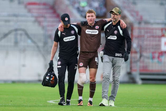 Rawley St. John (FC St. Pauli) goes into the changing room injured during the pre-season friendly match between FC St. Pauli and RC Deportivo La Corunaat Millerntor Stadium on August 1, 2026 in Hamburg, Germany. (Photo by Marco Steinbrenner DeFodi Images) -