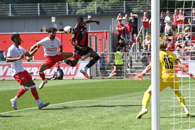 Christian KOFANE (LEV) gegen Ekin CELEBI (RWE) Kopfballduell, Aktion, Zweikampf, gegen Torwart Felix WIENAND (RWE) Fussball 1. Bundesliga, Testspiel, testmatch, friendly match, Freundschaftsspiel, Bayer Leverkusen (LEV) - Rot Weiss Essen 3-0, am 01.08.2026 in Leverkusen Deutschland. DFL regulations prohibit any use of photographs as image sequences and or quasi-video Â