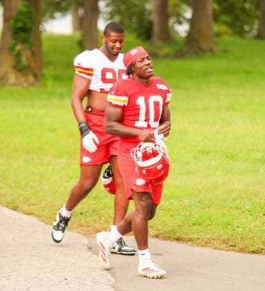 AUGUST 1, 2026: Kansas City Chiefs running back Emmett Johnson walks down the hill towards the field at Chiefs training camp in St. Joseph, MO. CSM St. Joseph United States - ZUMAc04_ 20260801_zma_c04_019 Copyright: xRomanxPunox