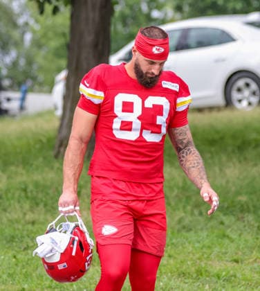 AUGUST 1, 2026: Kansas City Chiefs tight end Noah Gray walks down the hill towards the field at Chiefs training camp in St. Joseph, MO. CSM St. Joseph United States - ZUMAc04_ 20260801_zma_c04_051 Copyright: xRomanxPunox