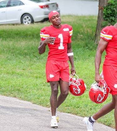 AUGUST 1, 2026: Kansas City Chiefs wide receiver Xavier Worthy walks down the hill towards the field at Chiefs training camp in St. Joseph, MO. CSM St. Joseph United States - ZUMAc04_ 20260801_zma_c04_068 Copyright: xRomanxPunox