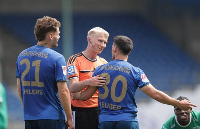 Schiedsrichter Luca Sambill, Kevin Ehlers (Eintracht Braunschweig), Robin Heusser (Eintracht Braunschweig) Fussball, Herren, Saison 2026 2027 2.BL, Eintracht Stadion, Eintracht Braunschweig gegen RAAL La Louviere, Saisonvorbereitung, Testspiel, 0-0 DFL REGULATIONS PROHIBIT ANY USE OF PHOTOGRAPHS AS IMAGE SEQUENCES AND OR QUASI-VIDEO.