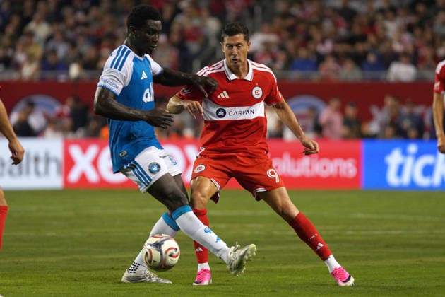 Robert Lewandowski (R) of Chicago vies for the ball in a MLS, Fussball Herren, USA match between Chicago Fire and Charlotte FC at the Soldier Field stadium in Chicago, United States, 01 August 2026. MLS: Chicago Fire vs Charlotte FC !ACHTUNG: NUR REDAKTIONELLE NUTZUNG!  Copyright: xKennethxFernándezx AMDEP9974 20260802-55021054310_1