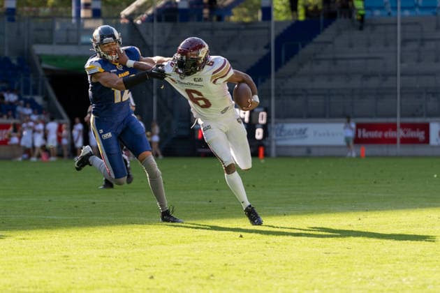 Matheo Diarra (Alpine Rams, 12) versucht Kaylon Geiger (Rhein Fire, 06) zu stoppen, GER Rhein Fire vs. Alpine Rams, American Football, AFLE, Saison 2026, 01.08.2026 GER Rhein Fire vs. Alpine Rams, American Football, AFLE, Saison 2026, 01.08.2026 Duisburg Copyright: xEibner-Pressefoto FabianxFriesex EP_FFE