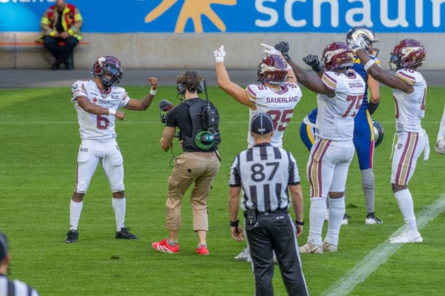 Kaylon Geiger (Rhein Fire, 06) und seine Mitspieler feiern die Punkte, GER Rhein Fire vs. Alpine Rams, American Football, AFLE, Saison 2026, 01.08.2026 GER Rhein Fire vs. Alpine Rams, American Football, AFLE, Saison 2026, 01.08.2026 Duisburg Copyright: xEibner-Pressefoto FabianxFriesex EP_FFE
