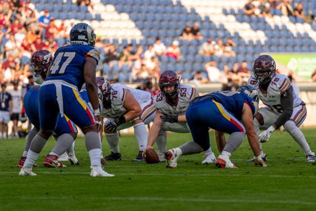 Kevin Kreider (Rhein Fire, 53) vor dem naechsten Spielzug, GER Rhein Fire vs. Alpine Rams, American Football, AFLE, Saison 2026, 01.08.2026 GER Rhein Fire vs. Alpine Rams, American Football, AFLE, Saison 2026, 01.08.2026 Duisburg Copyright: xEibner-Pressefoto FabianxFriesex EP_FFE