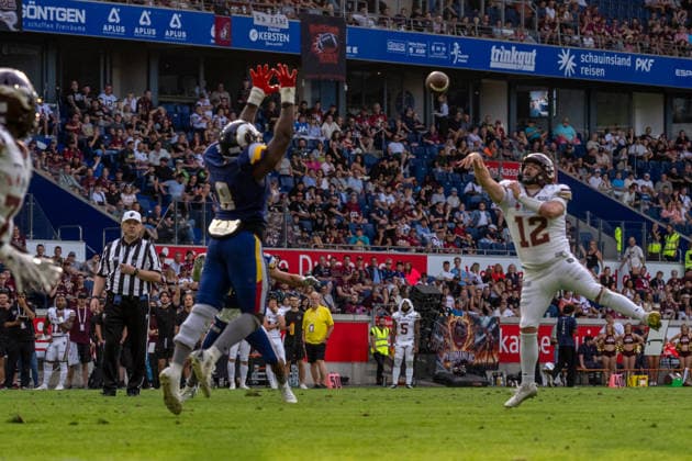 Tom Wolf (Rhein Fire, 12) passspiel, GER Rhein Fire vs. Alpine Rams, American Football, AFLE, Saison 2026, 01.08.2026 GER Rhein Fire vs. Alpine Rams, American Football, AFLE, Saison 2026, 01.08.2026 Duisburg Copyright: xEibner-Pressefoto FabianxFriesex EP_FFE