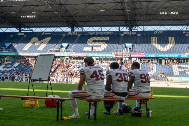 Innenansicht der Schauinslandreisen Arena mit den Spielern Bennet Duemmer (Rhein Fire, 45), Matthias Banjaqui (Rhein Fire, 30) und Remy Feltes (Rhein Fire, 90), GER Rhein Fire vs. Alpine Rams, American Football, AFLE, Saison 2026, 01.08.2026 GER Rhein Fire vs. Alpine Rams, American Football, AFLE, Saison 2026, 01.08.2026 Duisburg Copyright: xEibner-Pressefoto FabianxFriesex EP_FFE